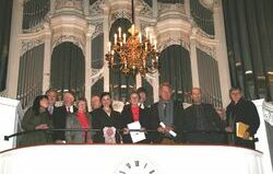 Unterstützer vor der Orgel der Großen Kirche