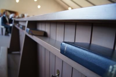 Kirchenbank mit Bibel