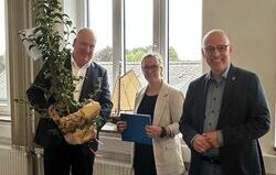 Preisverleihung mit Bürgermeister Claus-Peter Horst, Vera Boese (Kita-Leitung „Lütje Toornswaalvkes“) und Ingo Brookmann (Pastor und Vorsitzender des Kirchenrats der Gemeinde Loga)